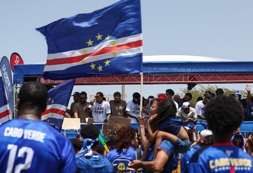  Cape Verde không phải nền bóng đá giàu truyền thống ở sân chơi thế giới. Chính vì vậy, mỗi dấu ấn của đội tuyển ở giải đấu lớn đều mang ý nghĩa đặc biệt. Sự chào đón nồng nhiệt tại quê nhà cho thấy bóng đá có thể vượt ra khỏi khuôn khổ một môn thể thao, trở thành chất keo gắn kết cả cộng đồng. 