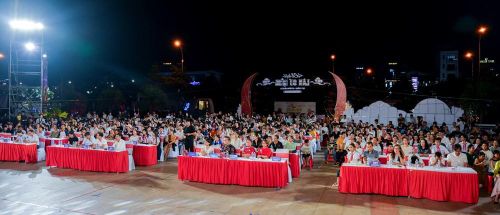 Đông đảo khách mời, người dân và du khách tham dự Lễ hội