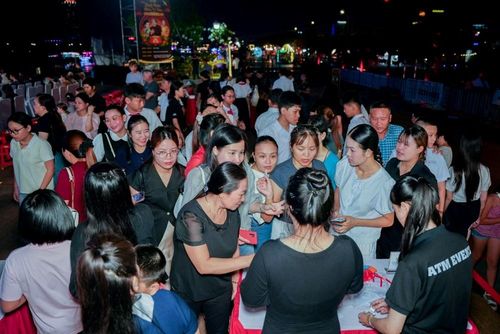 Đông đảo người dân và du khách tham dự chương trình