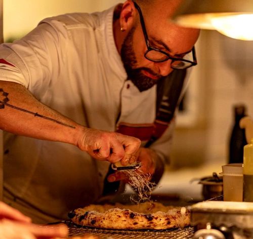 Một đầu bếp đang làm món pizza tại nNea (Amsterdam, Hà Lan)