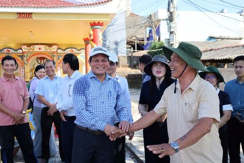 Phó Bí thư Tỉnh ủy, Chủ tịch HĐND tỉnh Nguyễn Đức Tuy trò chuyện cùng người dân tại buổi khảo sát, nắm tình hình phát triển du lịch tại khu vực biển Châu Tân, xã Đông Sơn