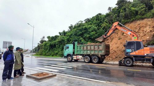 Lãnh đạo UBND đặc khu Cô Tô kiểm tra, chỉ đạo xử lý các điểm sạt lở tạm thời trên đặc khu Cô Tô. Ảnh: TTXVN phát