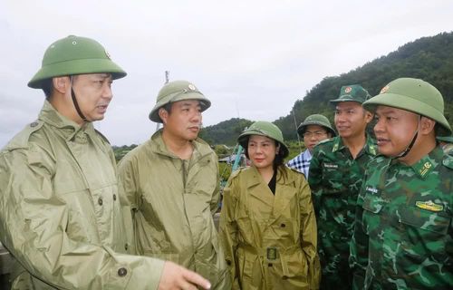 Phó Chủ tịch UBND tỉnh Quảng Ninh Nguyễn Văn Công (bên trái) chỉ đạo công tác ứng phó với bão số 1 tại Móng Cái. Ảnh: Văn Đức - TTXVN