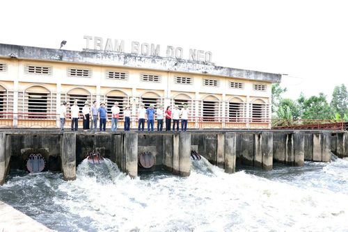 Lãnh đạo Sở Nông nghiệp và Môi trường Hải Phòng kiểm tra việc sẵn sàng tiêu úng tại Trạm bơm Đò Neo, xã Đại Sơn. Ảnh: Mạnh Tú - TTXVN