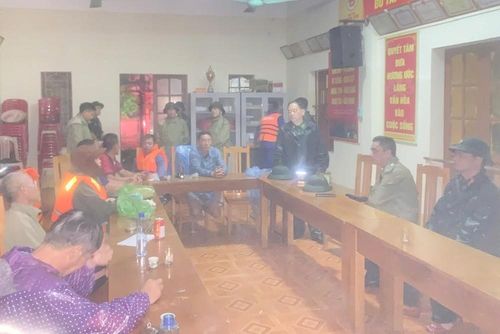 Lãnh đạo Ban Chỉ huy Phòng thủ dân sự tỉnh Quảng Ninh cùng chính quyền địa phương thăm hỏi, động viên các thuyền viên được cứu hộ an toàn tại phường Móng Cái 2, đêm 4/7. Ảnh: TTXVN