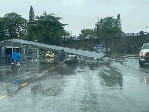 Ảnh hưởng của bão số 1 (MaySak) nhà dân ở nhiều nơi trong tỉnh Quảng Ninh bị tốc mái, gãy đổ cây. Ảnh: TTXVN