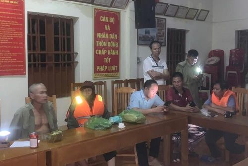 Lực lượng chức năng phường Móng Cái 2 kịp thời hỗ trợ, bố trí nơi tránh trú an toàn cho các thuyền viên gặp nạn do bão số 1 tại Nhà Văn hóa khu Đông, đêm 4/7. Ảnh: TTXVN