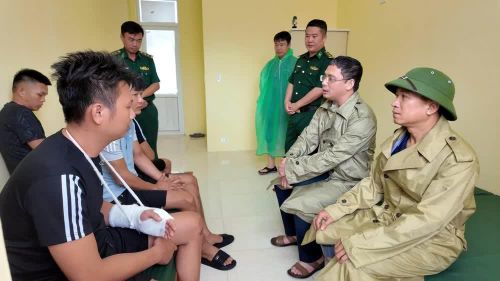 Ông Nguyễn Danh Hà, Chủ tịch UBND đặc khu Cô Tô (thứ 2 bên phải) cùng lãnh đạo đặc khu Cô Tô thăm hỏi, động viên các thuyền viên trong vụ đắm tàu ngày 3/7 trên đặc khu Cô Tô.Ảnh: TTXVN phát