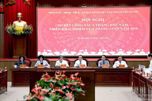  Bí thư Thành ủy Hà Nội Trần Đức Thắng và các đồng chí lãnh đạo Thành phố chủ trì hội nghị. Ảnh: QPTĐ 