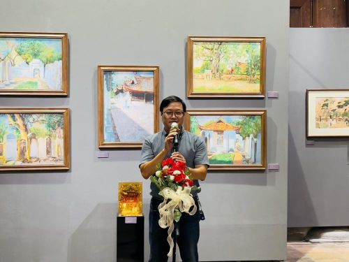 Giám tuyển Nguyễn Thế Sơn phát biểu tại lễ khai mạc triển lãm. Ảnh: Tuyết Mai - TTXVN