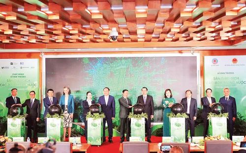 Các đại biểu thực hiện nghi thức khai trương Sàn giao dịch carbon trong nước. (Ảnh: Cổng thông tin Bộ Nông nghiệp và Môi trường)
