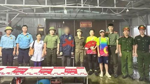 Tổ cứu nạn đưa nam du khách (đánh dấu X trong ảnh) về đến vị trí an toàn.