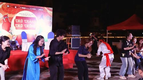 Không khí vui nhộn khi các bạn trẻ được tham gia buổi trải nghiệm.
