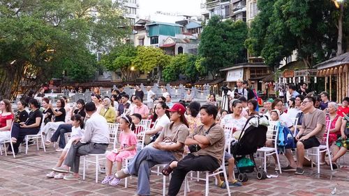 Chương trình có sự tham gia của các khán giả ở nhiều độ tuổi khác nhau.