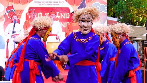 Trò Tú Huần với đặc trưng là những chiếc mặt nạ độc đáo.