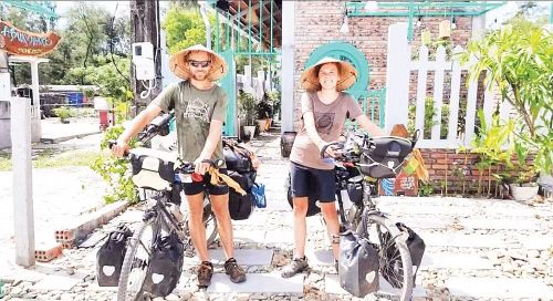 Khách du lịch nước ngoài trải nghiệm lưu trú tại Abundance Home ở thôn Cương Giáng, phường Phong Quảng, thành phố Huế. (Ảnh: DIỆP NAM)