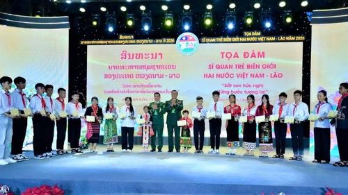 Hai Trưởng đoàn sĩ quan trẻ Bộ đội Biên phòng Việt Nam, Lào trao học bổng của chương trình “Nâng bước em đến trường” cho các em học sinh.