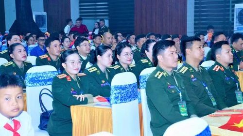 Các sĩ quan trẻ Quân đội nhân dân Lào tham dự chương trình.