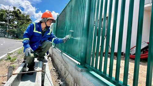 Công nhân sơn tường rào tại dự án ngăn triều Tân Thuận.