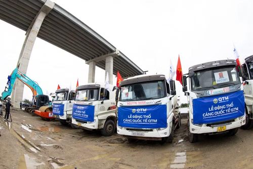 Phương tiện trong ngày động thổ xây dựng cảng.