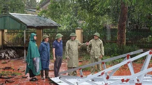 Lãnh đạo xã Quảng Đức trực tiếp chỉ đạo công tác khắc phục hậu quả bão số 3 trên địa bàn. (Ảnh: Trung tâm cung ứng dịch vụ xã Quảng Đức)