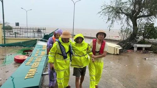 Các thuyền viên được cứu hộ thành công và đưa vào bờ an toàn. (Ảnh: Báo và Phát thanh truyền hình Quảng Ninh)
