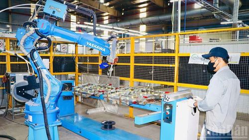 Sử dụng robot để giảm nhân công, nâng cao hiệu quả tại một doanh nghiệp trong nước tại thành phố Đồng Nai.