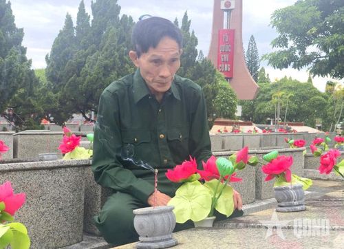 Cựu chiến binh Trần Thanh Hòa thắp hương tại Nghĩa trang Liệt sĩ phường Đăk Cấm (Quảng Ngãi).