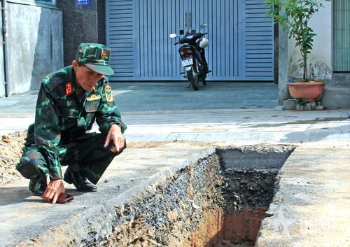 Cựu chiến binh Trần Thanh Hòa theo dõi từng vị trí khai quật, dò tìm hài cốt liệt sĩ khu vực đường Trường Chinh (Quảng Ngãi).