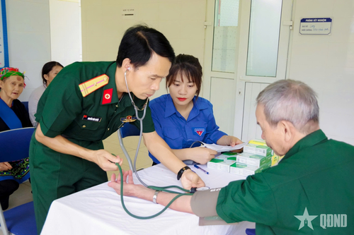  Nhân viên quân y Đoàn Kinh tế-Quốc phòng 345 khám bệnh cho người dân trên địa bàn đóng quân. Ảnh: MINH TÂM 