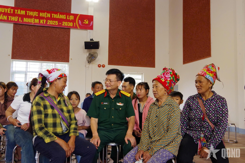  Công tác tuyên truyền, vận động nhân dân được cán bộ, nhân viên, trí thức trẻ tình nguyện Đoàn Kinh tế-Quốc phòng 345 thực hiện thường xuyên, mọi lúc, mọi nơi. Ảnh: MINH TÂM 