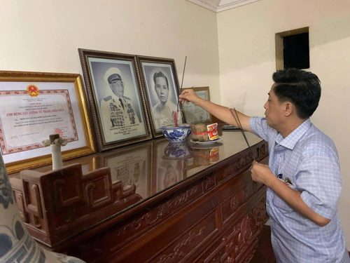 Ông Trần Vũ Bình thắp hương tưởng nhớ cha ông và người thân. Ảnh do nhân vật cung cấp 