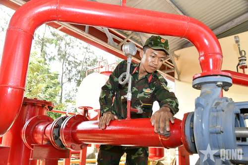 Nhân viên Kho Xăng dầu K34 bảo dưỡng thiết bị tại trạm bơm cứu hỏa.