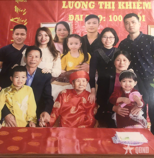  Đại gia đình Bà mẹ Việt Nam anh hùng Lương Thị Khiêm.