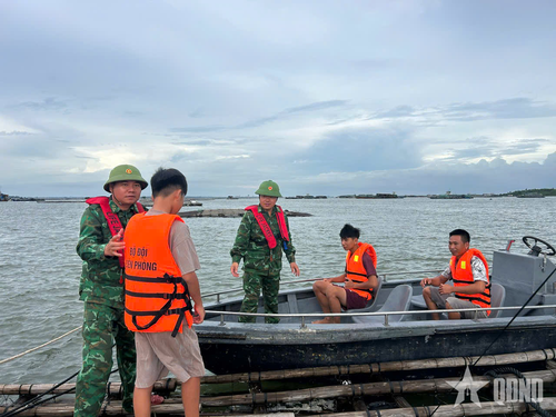  Lực lượng của Đồn Biên phòng Đồng Văn (Bộ đội Biên phòng tỉnh Quảng Ninh) giúp dân di dời trước khi bão đổ bộ. 