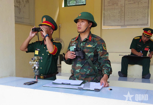 Thực hành kiểm tra tại đài quan sát chỉ huy. 