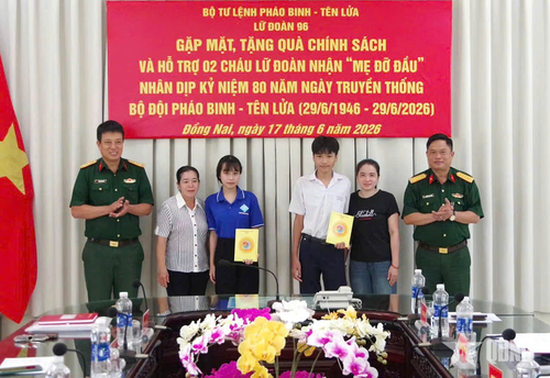 Lãnh đạo, chỉ huy Lữ đoàn 96 trao quà tặng các cháu học sinh. 