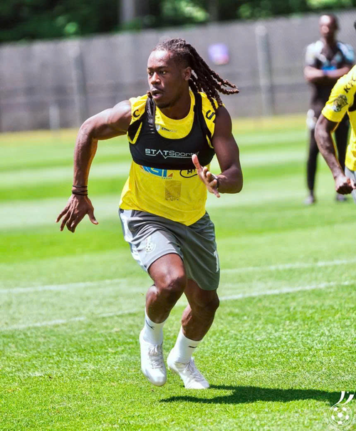 Brandon Thomas-Asante (Ghana) và nhiều cầu thủ khác đến từ hàng chục quốc gia đã sử dụng áo vest theo dõi hiệu suất của STATSports để giám sát các chỉ số gồm tốc độ chạy, nhịp tim và mức độ gắng sức. Ảnh: STATSports