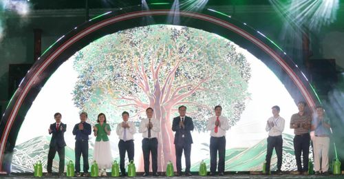 Các đại biểu với nghi thức khai mạc lễ hội.