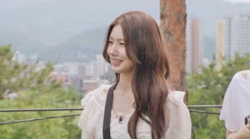 Miyeon trong lần xuất hiện thứ năm, đã báo hiệu vai trò năng động của mình, với nguồn năng lượng dồi dào và nét duyên dáng độc đáo, thậm chí còn trình diễn vũ đạo cho bài hát mới của mình ngay từ đầu.