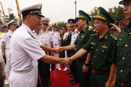 Cán bộ, chiến sĩ Quân đội nhân dân Việt Nam đón nhóm Chỉ huy Biên đội tàu 83. Ảnh: PHƯƠNG NAM
