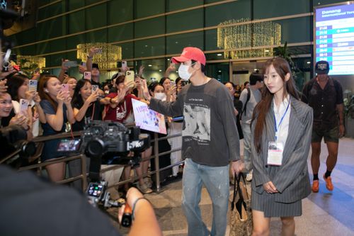  Người hâm mộ vây kín khu vực sảnh sân bay để đón chào nam diễn viên Ji Chang Wook đến Đà Nẵng 