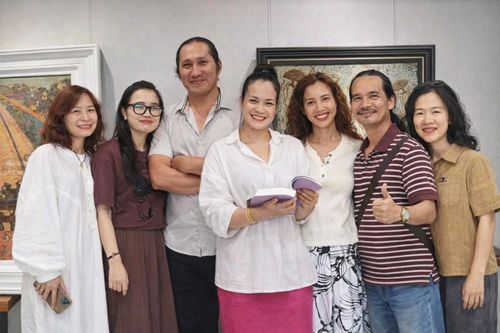  Nhóm 7 họa sĩ gồm: Đình Miền, Nguyên Bút, Lê Thanh, Thảo My, Tú Quyên, Thúy Phượng và Đình Hồ 