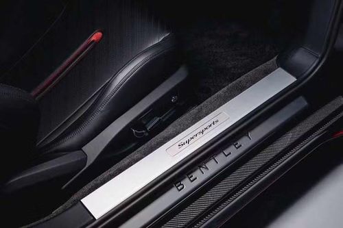Hệ động lực của mọi chiếc xe với Design Theme vẫn giữ nguyên, với động cơ V8 tăng áp kép 4.0 lít không điện hóa sản sinh công suất 657 mã lực (490kW / 666PS) và mô-men xoắn 800Nm. Động cơ được kết hợp với hộp số tự động ly hợp kép 8 cấp được nâng cấp, truyền động đến bánh sau.