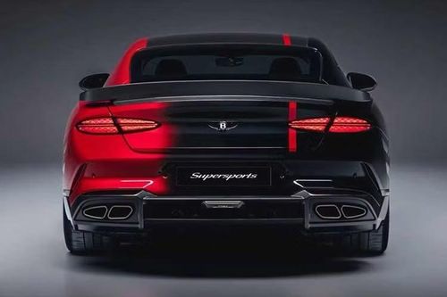Phiên bản Supersports đặc biệt này còn có một sọc đỏ lệch tâm chạy từ trước ra sau, thẳng hàng với ghế hành khách và tạo sự tương phản với đường dốc ở phía người lái. Các điểm nhấn ngoại thất khác bao gồm số 8 màu đỏ trên lưới tản nhiệt và các đường kẻ sọc đỏ trên các chi tiết khí động học bằng sợi carbon .
