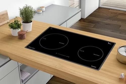 Trong ba công nghệ hiện nay, bếp từ được đánh giá là có hiệu suất cao nhất khi tạo từ trường làm nóng trực tiếp đáy nồi thay vì truyền nhiệt qua bộ phận gia nhiệt, giúp khoảng 85% năng lượng được chuyển thành nhiệt phục vụ nấu ăn, rút ngắn thời gian đun nấu, giảm thất thoát điện năng và giữ cho bề mặt bếp mát hơn trong quá trình sử dụng.