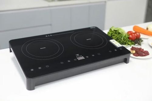 Tuy nhiên, trước khi lắp đặt bếp từ hoặc bếp hồng ngoại, người dùng cũng cần kiểm tra công suất điện của gia đình vì đây đều là các thiết bị tiêu thụ điện lớn, nếu sử dụng đồng thời với điều hòa, bình nóng lạnh hoặc các thiết bị công suất cao khác có thể khiến cầu dao tự động ngắt.