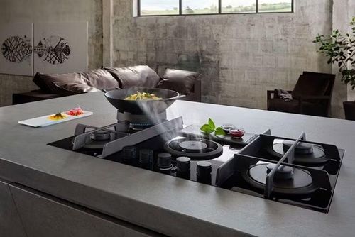 Ngoài khả năng nấu nhanh, bếp từ còn được nhiều chuyên gia đánh giá là giải pháp an toàn và thân thiện với môi trường hơn nhờ không tạo ngọn lửa hở, giảm lượng khí thải CO₂ và hạn chế nguy cơ bỏng, tuy nhiên người dùng cần sử dụng nồi, chảo có đáy nhiễm từ để thiết bị hoạt động hiệu quả.