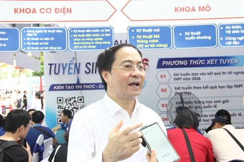 PGS.TS Trần Xuân Trường – Hiệu trưởng Trường Đại học Mỏ - Địa chất trao đổi với phóng viên Báo Giáo dục và Thời đại.