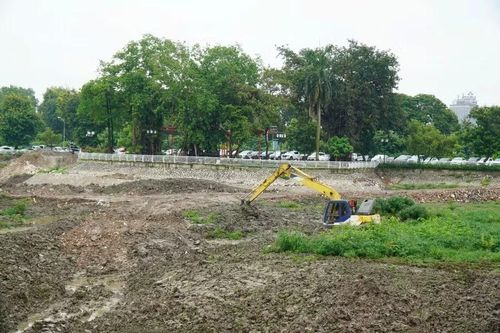 Sau nhiều năm xuống cấp do bùn đất tích tụ, lòng hồ đang được tiến hành nạo vét khoảng 60.000m3 bùn nhằm khôi phục khả năng điều hòa và lưu thông nước.